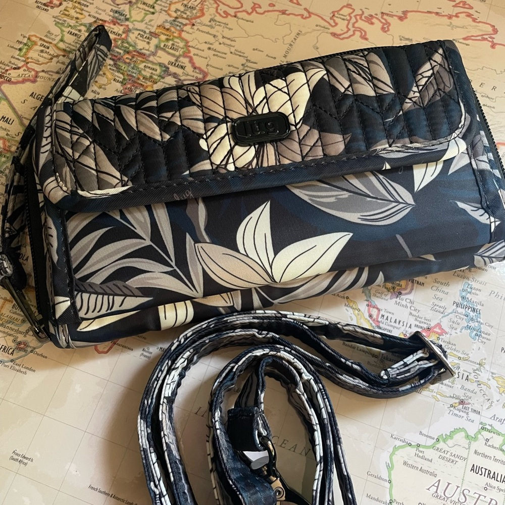RARE Lug Kickflip Wallet – Lily Black🌺🖤
🖤